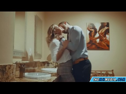 ❤️ Ke hoʻowalewale ʻia ʻoe e kahi blonde busty i kahi lumi hoʻomaha ākea ❌ Fucking video ma haw.sexflashgame.ru